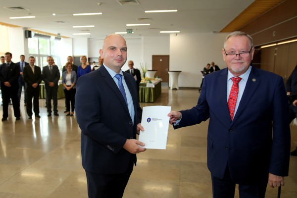 Wręczenie nagród JM Rektora UMK w fouer Auli UMK (26.09.2019) [fot. Anna Bielawiec-Osińska]